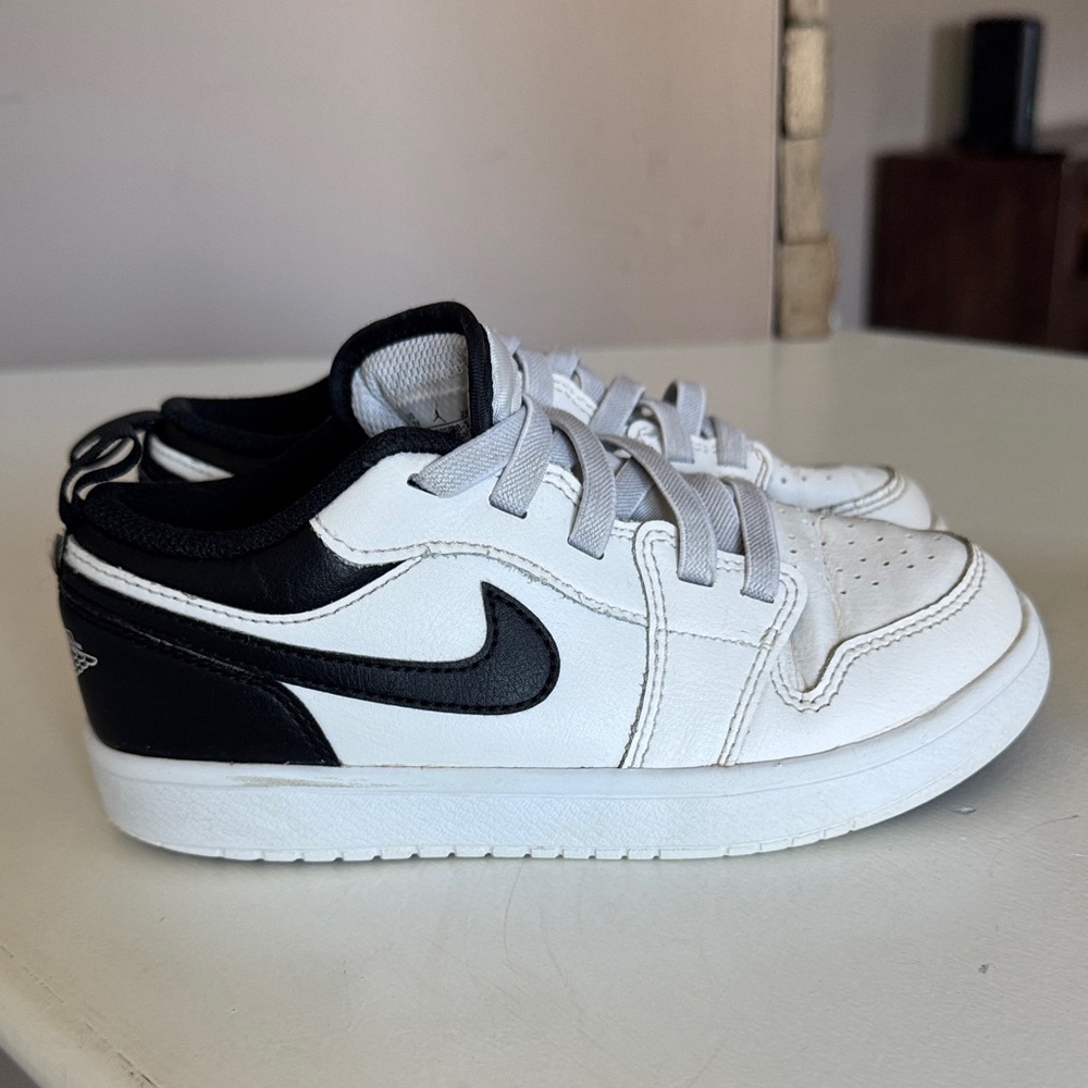 Nike White and Black Low-Top Sneakers